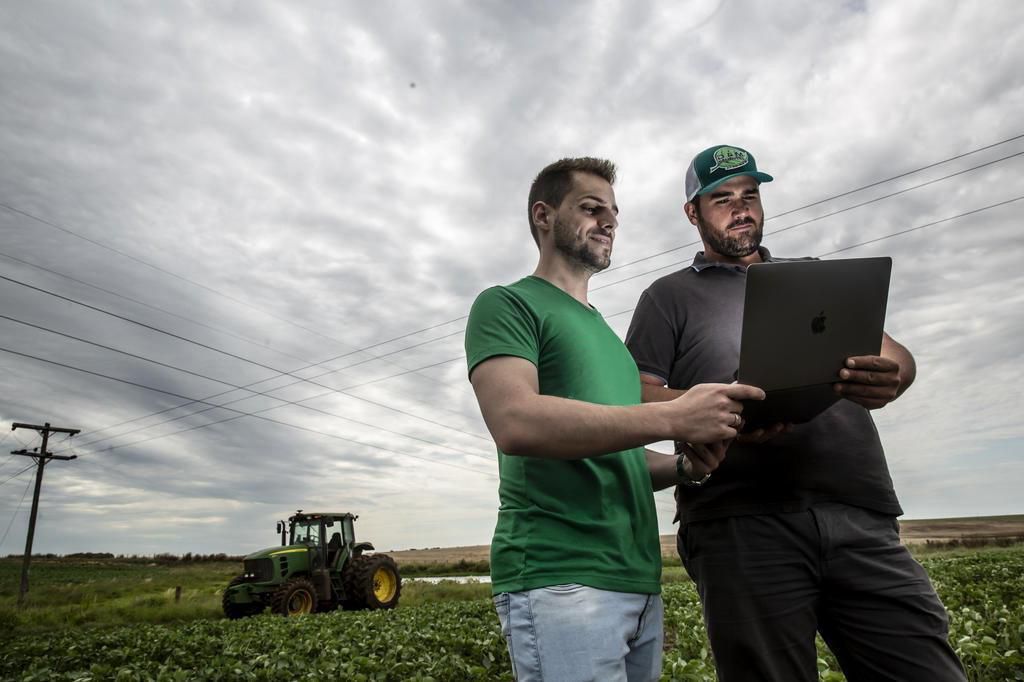 Time da Agrare com produtor acompanhando a gestão na lavoura